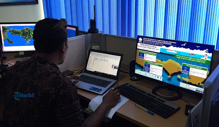 petugas-bmkg-memonitor-pergerakan-cuaca-di-bali-diawal-tahun-2020.jpg