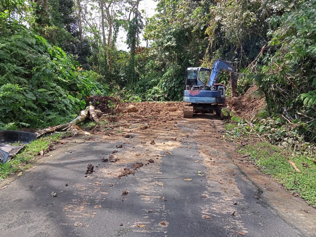BPBD Jembrana Kerahkan Buldoser untuk Bersihkan Tumpukan Tanah