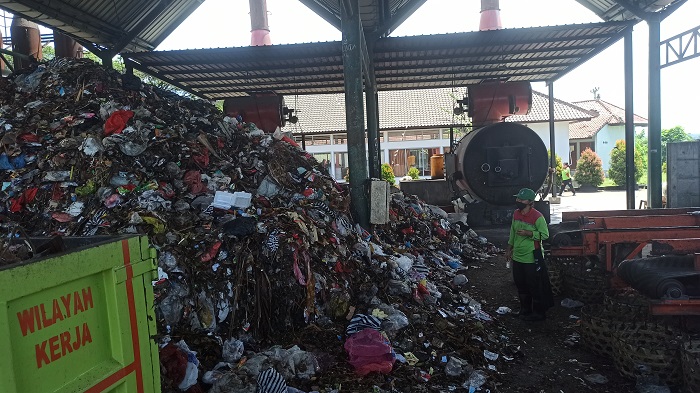 petugas-kebersihan-saat-mengolah-sampah-di-tpst-mengwitani-11.jpg