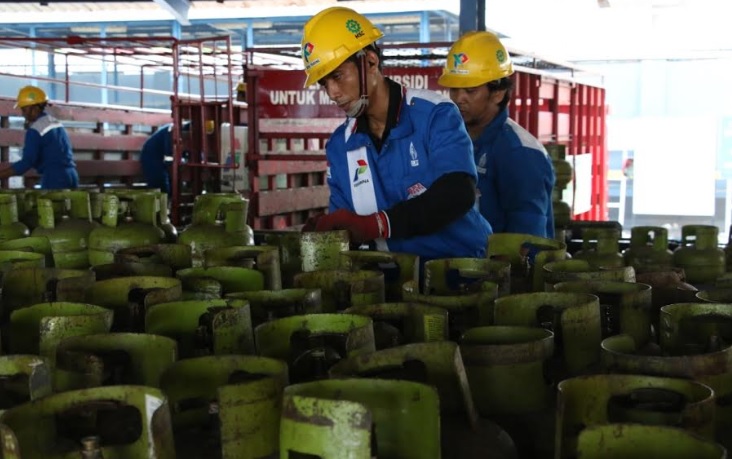petugas-pertamina-mengecek-gas-elpiji-3-kg.jpg