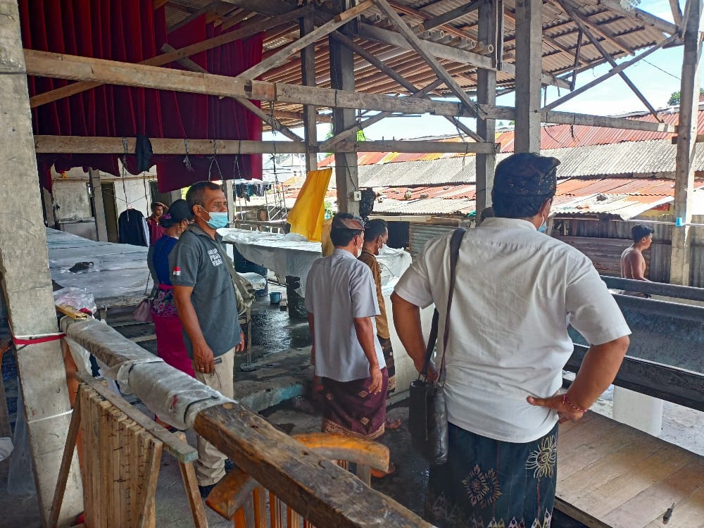 petugas-saat-mendatangi-lokasi-usaha-sablon-yang-mencemari-tukad-mati.jpg