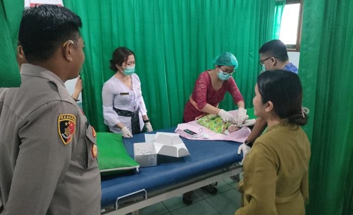 pihak-Puskesmas-saat-melakukan-pemeriksaan-terhadap-bayi-56.jpg