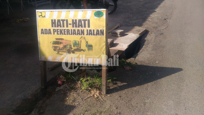 pinggir-jalan-yang-jebol-dan-membahayakan-di-jalan-batuyang-gianyar_20180602_191356.jpg