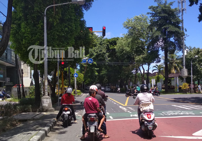 pohon-rimbun-di-traffic-light-renon_20180314_204218.jpg