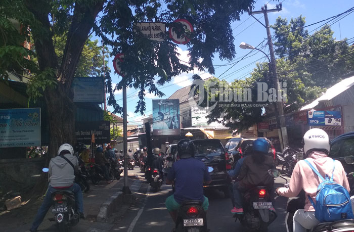 Pohon Rimbun Tutupi Rambu Lalu Lintas di Pasar Sanglah Denpasar
