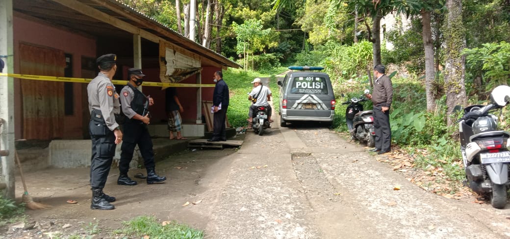 polisi-melakukan-penyelidikan-di-tkp-perkelahian-berujung-maut.jpg