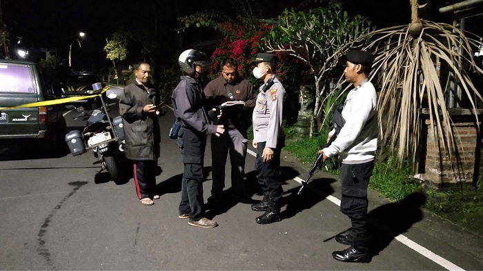 polisi-melakukan-penyelidikan-di-tkp-seorang-pria-tergeletak-di-pinggir-jalan.jpg