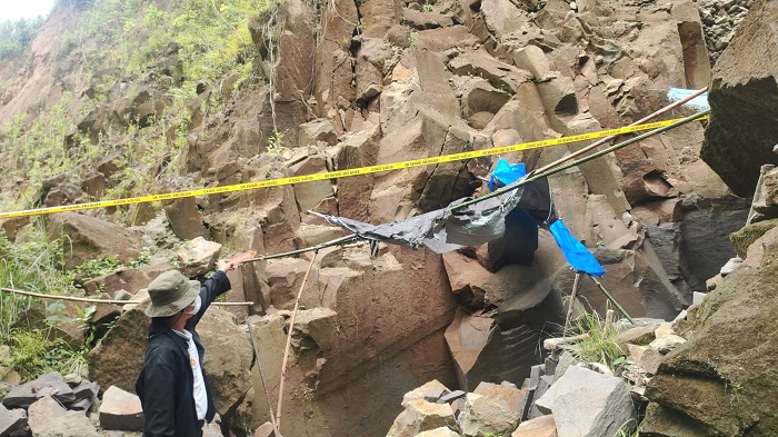 polsek-sukawati-melakukan-olah-tkp-buruh-tertimpa-bongkahan-batu.jpg
