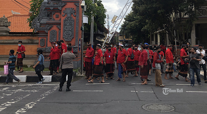 puluhan-petinggi-partai-demokrasi-indonesia-pdi-perjuangan-bali-menggeruduk-polda-bali.jpg
