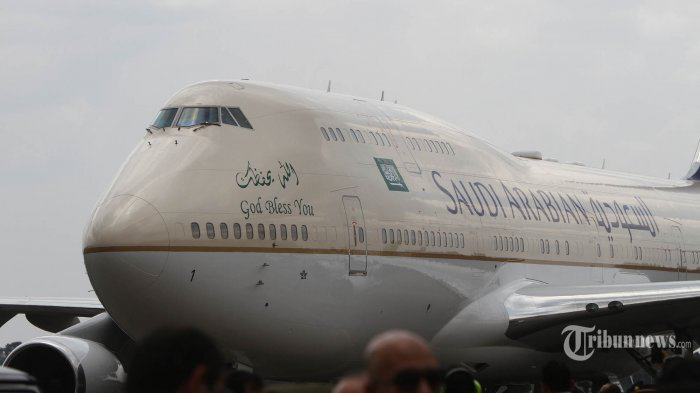 Dunia Maya Ribut soal Tulisan 'God Bless You' di Pesawat Raja Salman