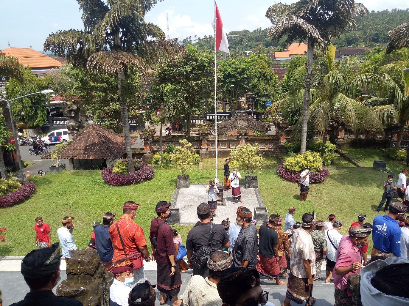 Ratusan Krama Bugbug Mesadu ke DPRD Karangasem