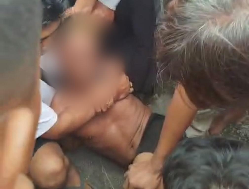 VIRAL Seorang Pria Ditangkap Warga di Desa Tusan, Siang Bolong di Atas Genteng, Diduga Hendak Maling