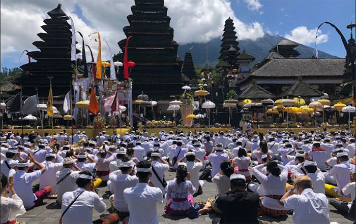 ribuan-pemedek-padati-pura-besakih-karangasem-pada-tawur-tabuh-gentuh-la.jpg
