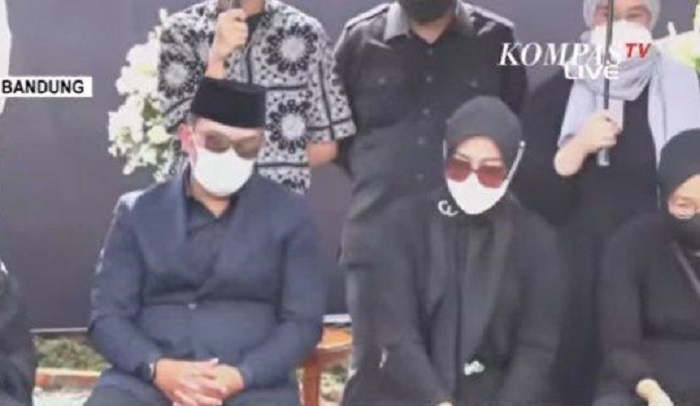 ridwan-kamil-masukkan-tanah-petama-ke-liang-lahat-eril-diikuti-tabur-bunga-oleh-atalia.jpg