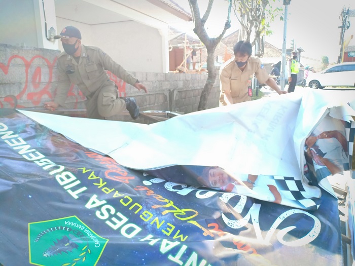 Jelang Pilkada, Satpol PP Badung Turunkan 135 Baliho Kedaluwarsa