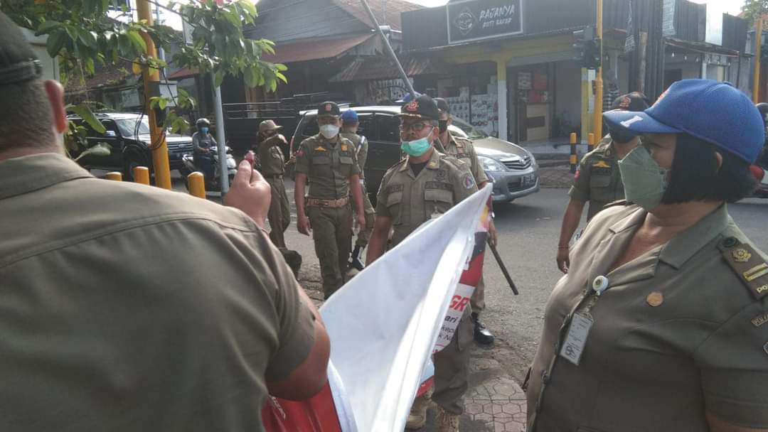 Menjamur di Klungkung, Satpol PP Berangus Puluhan Reklame Bodong