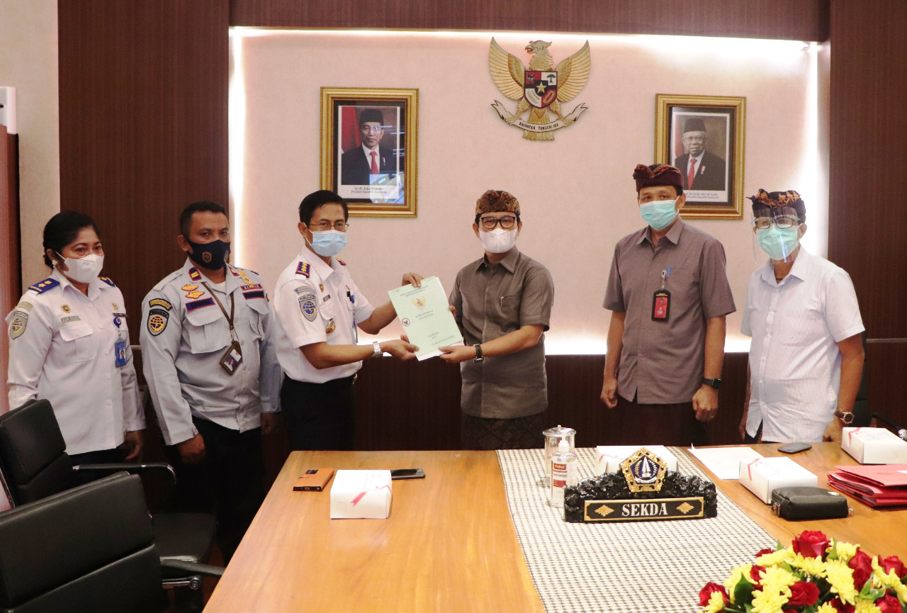Pengelolaan Terminal Mengwi Jadi Kewenangan Pusat, Sekda Serahkan Sertifikat Tanah Terminal ke BPTD