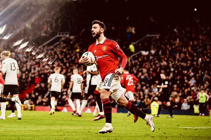 bali/selebrasi-bruno-fernandes-usai-mencetak-gol-di-laga-man-united-vs-fulham-di-stadion-old-trafford.jpg