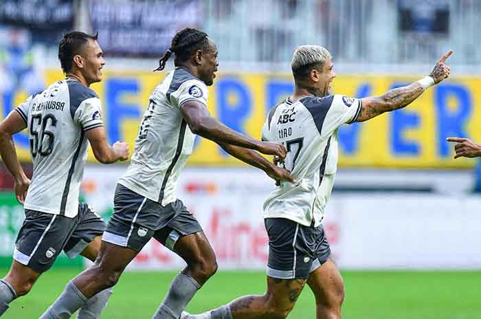 selebrasi-ciro-alves-ketika-mencetak-gol-di-laga-persib-bandung-lawan-rans.jpg