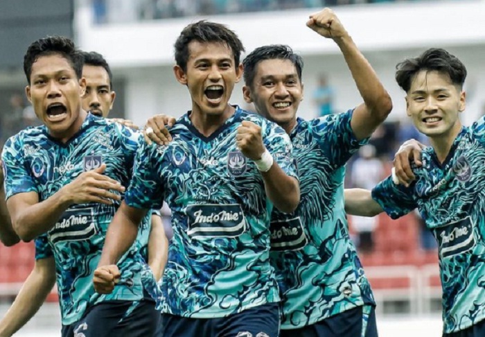 selebrasi-para-pemain-psis-semarang-di-kompetisi-liga-1-20222023.jpg