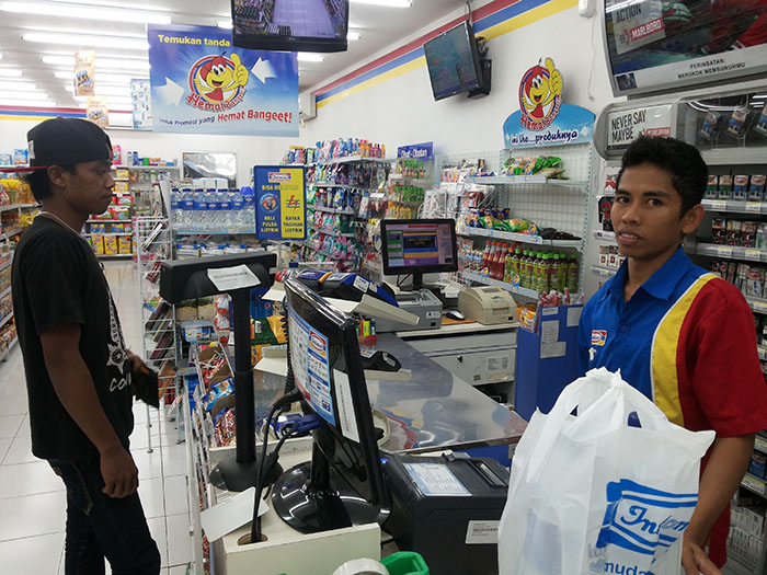 seorang-karyawan-indomart-tengah-melayani-pembeli.jpg