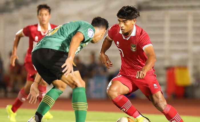 bali/seorang-pemain-timnas-indonesia-u22-tampak-berusaha-melewati-adangan-pemain-bhayangkara-fc.jpg