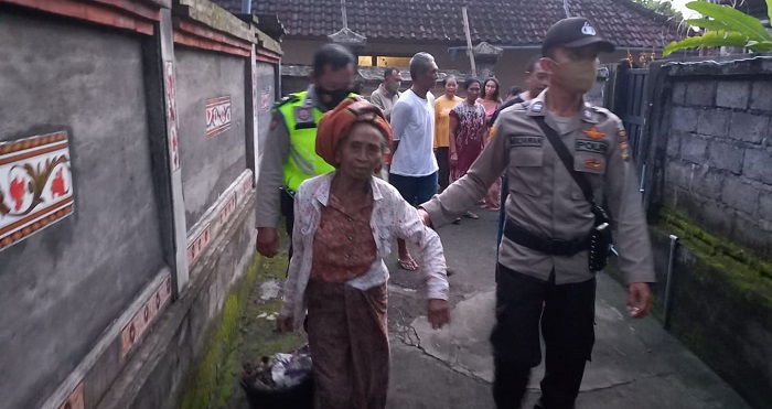 Lupa Jalan Pulang dan Kesasar, Nenek Linglung Akhirnya Dijemput Keluarga di Polsek Gianyar