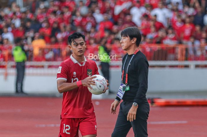shin-tae-yong-mendampingi-pratama-arhan-saat-akan-melakukan-lemparan-ke-dalam.jpg