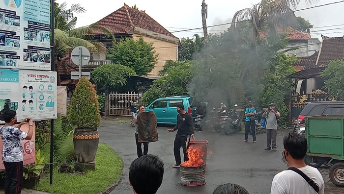 25 Warga dan Linmas Desa Dangin Puri Denpasar Ikut Simulasi Pemadaman Kebakaran