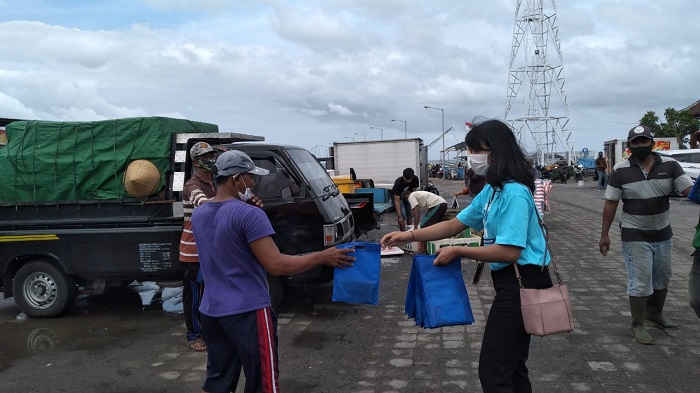 Sosialisaikan Adaptasi Kebiasaan Baru, AirNav Indonesia Cabang Denpasar Sambangi Pasar-Pasar