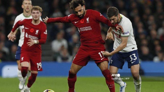 striker-liverpool-mohamed-salah-tengah-berduel-dengan-bek-tottenham-hotspur-ben-davies.jpg