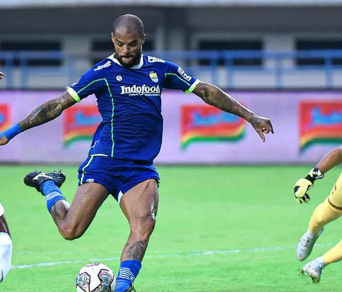 striker-persib-bandung-david-da-silva-menggocek-bola.jpg