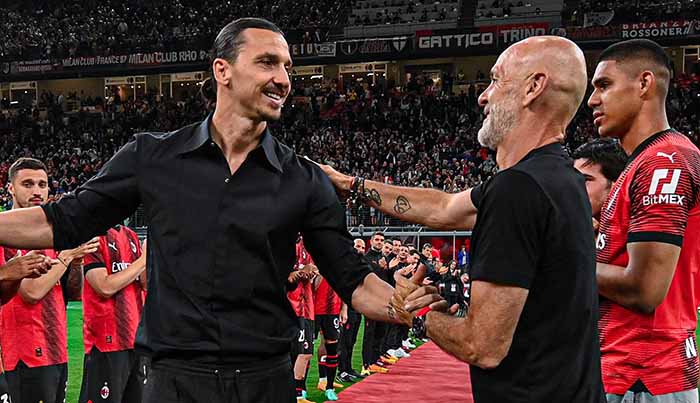 striker-zlatan-ibrahimovic-berjabatan-tangan-dengan-pelatih-ac-milan-stefano-pioli.jpg