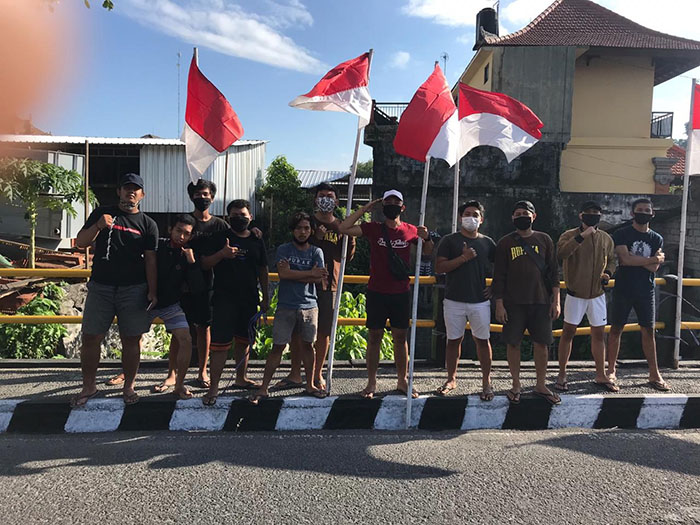 Hargai Jasa Pahlawan, STT Yowana Eka Santhi Ubung Kaja Denpasar Kibarkan Puluhan Bendera Merah Putih