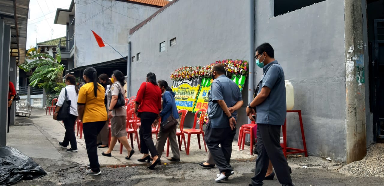 suasana-di-rumah-duka-almarhum-tri-nugraha-mantan-kepala-bpn-denpasar.jpg