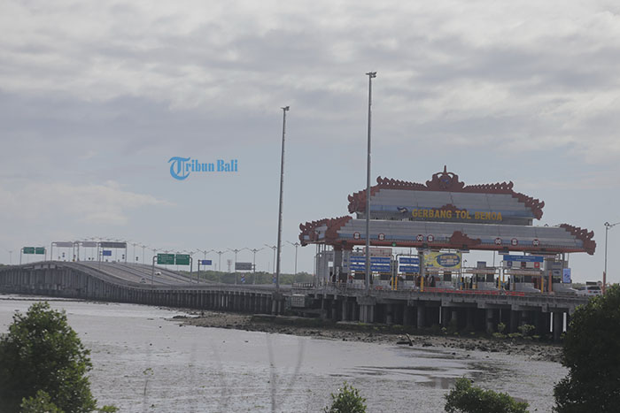 suasana-lengang-di-pintu-masuk-tol-bali-mandara-denpasar-sabtu-2352020.jpg