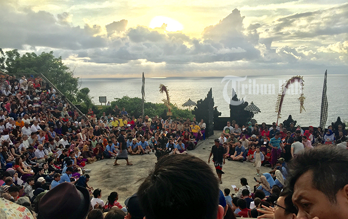 suasana-pura-uluwatu-sebelum-pertunjukan-tari-kecak-dimulai-beberapa-waktu-lalu.jpg