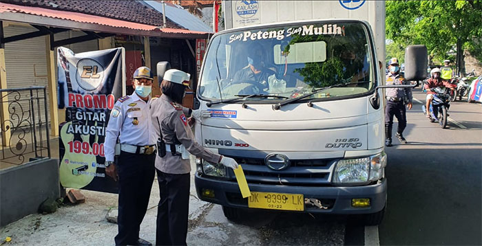 Satlantas Polres Tabanan Kampanye Ayo Gunakan Masker Lewat Penempelan Stiker di Kendaraan