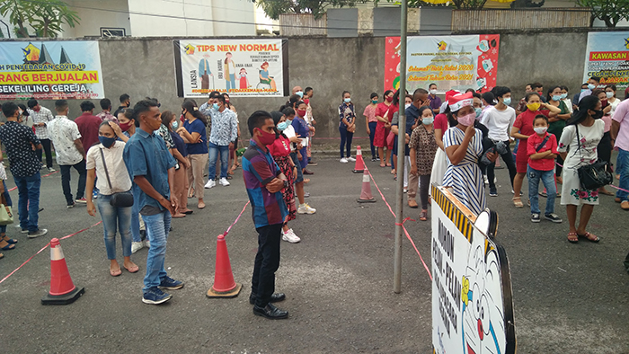 Duz Rela Menunggu Berjam-jam Demi Misa Natal di Katedral