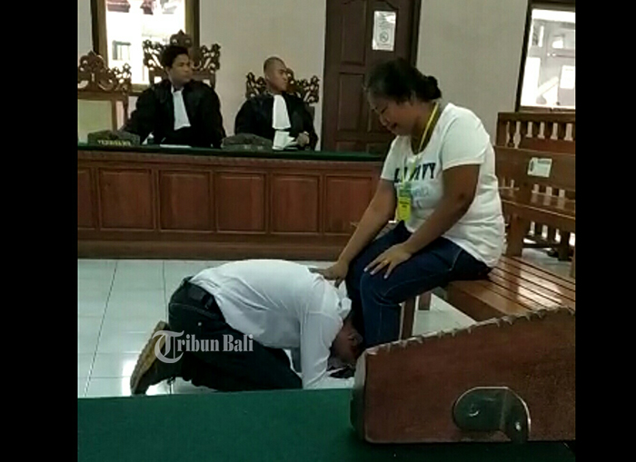 Sesali Bakar Rumah Ortunya di Jalan Pulau Batanta, Putu Didik Menangis Bersujud di Kaki Ibunya