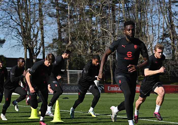 tampak-divock-origi-dan-rekan-rekan-tengah-melakukan-sesi-latihan-ac-milan.jpg