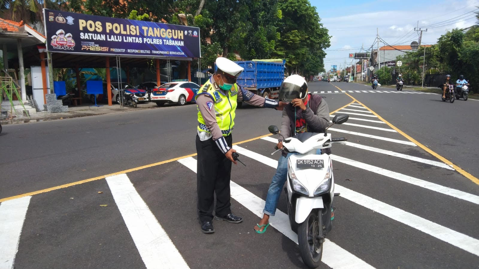 teguran-satlantas-polres-tabanan-kepada-pengendara-dengan-sandal-jepit.jpg