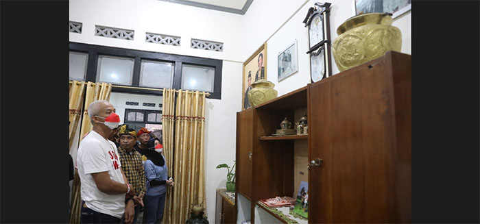 Telusuri Jejak Bung Karno di NTB, Ganjar Pranowo Kunjungi Wisma Soedjono