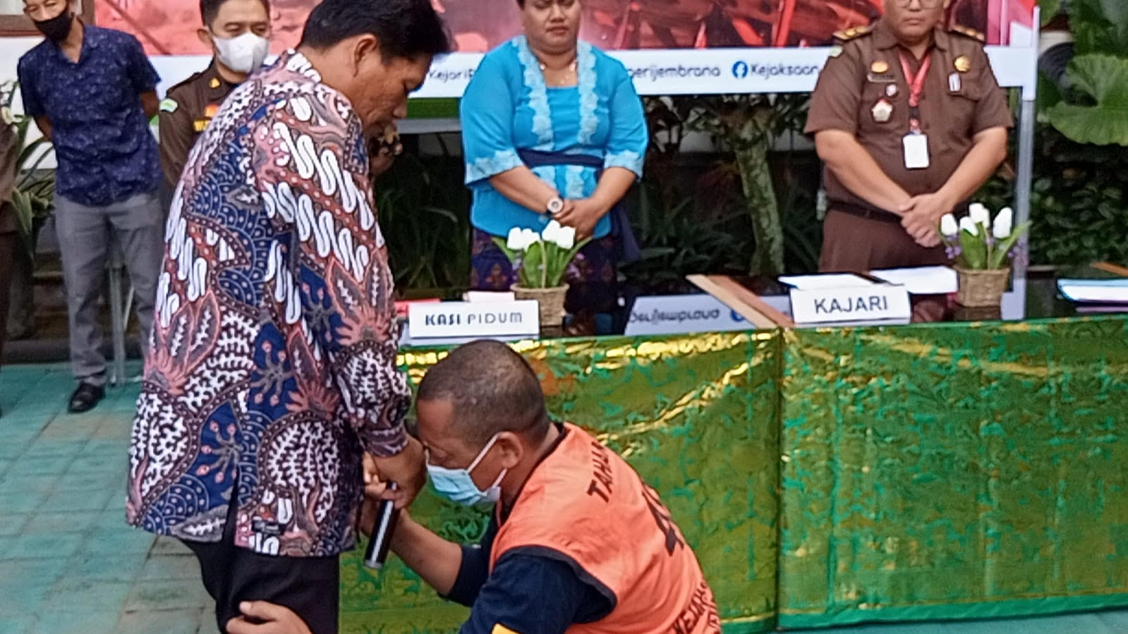 GADAI Tanpa Izin, ZAINAL Dimaafkan Lalu Sujud Syukur Minta Maaf di Buleleng
