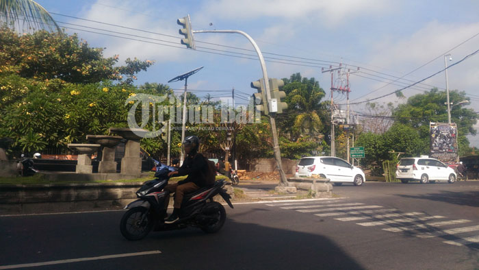 tiang-lampu-traffic-light-yang-miring-tertabrak-di-padang-galak_20180602_185621.jpg
