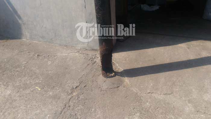 Membahayakan, Tiang Berlubang Besar di Depan Rumah