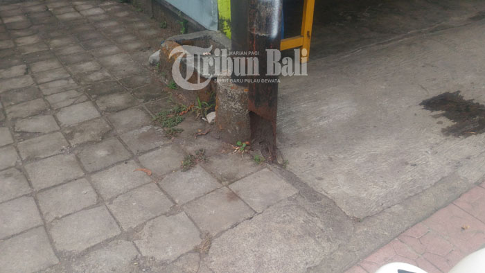 tiang-telkom-keropos-di-jalan-pengosekan-ubud_20180528_181202.jpg