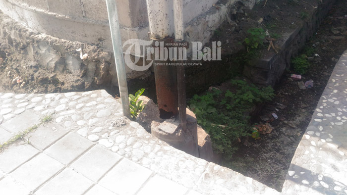 Perbaiki Tiang Telkom Keropos, Sebelum Roboh