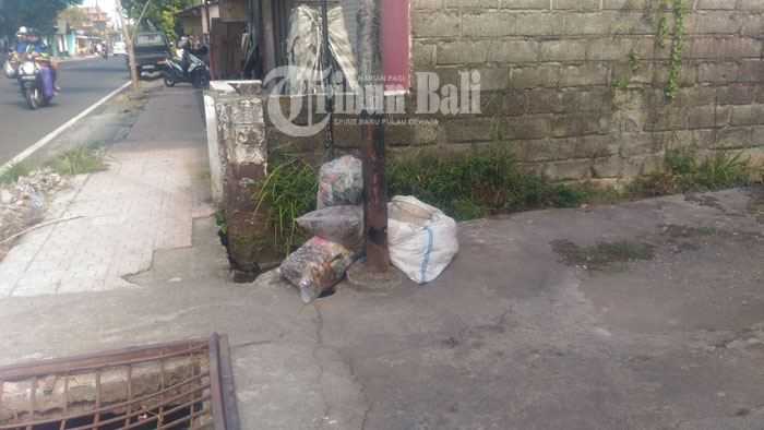 Tiang Telkom Membusuk Bisa Roboh Kapan Saja