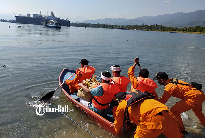 tim-basarnas-buleleng-membawa-banten-upacara-mulang-pakelem.jpg